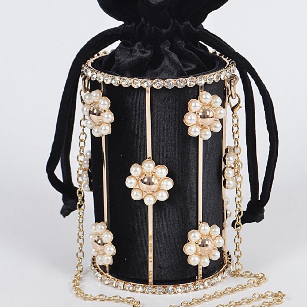 PEARL FLOWER CLUTCH